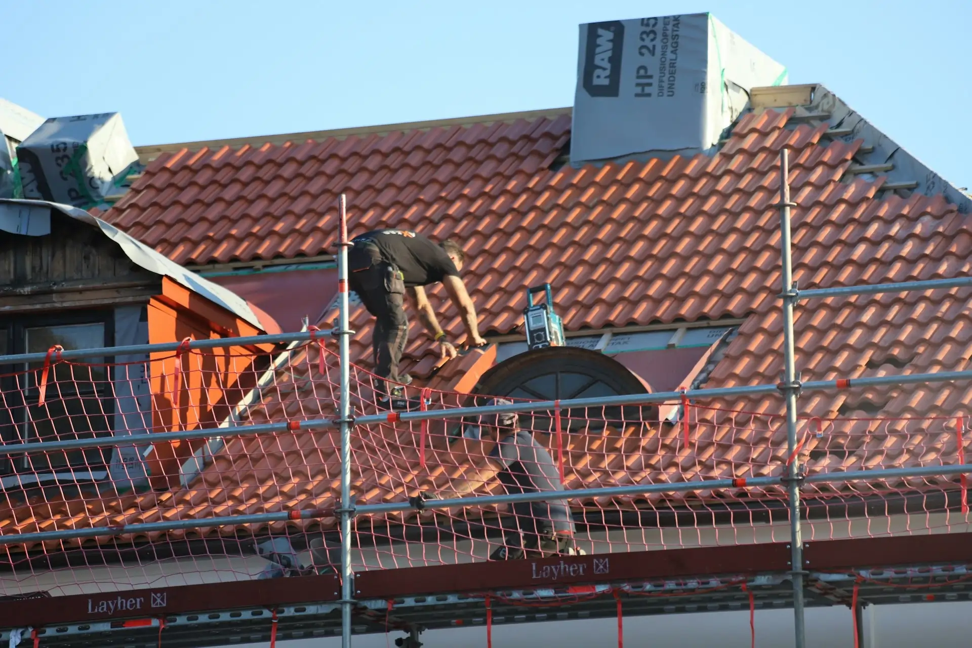 Totaalproject van een dakrenovatie waarbij de volledige dakbedekking en isolatie vernieuwd worden