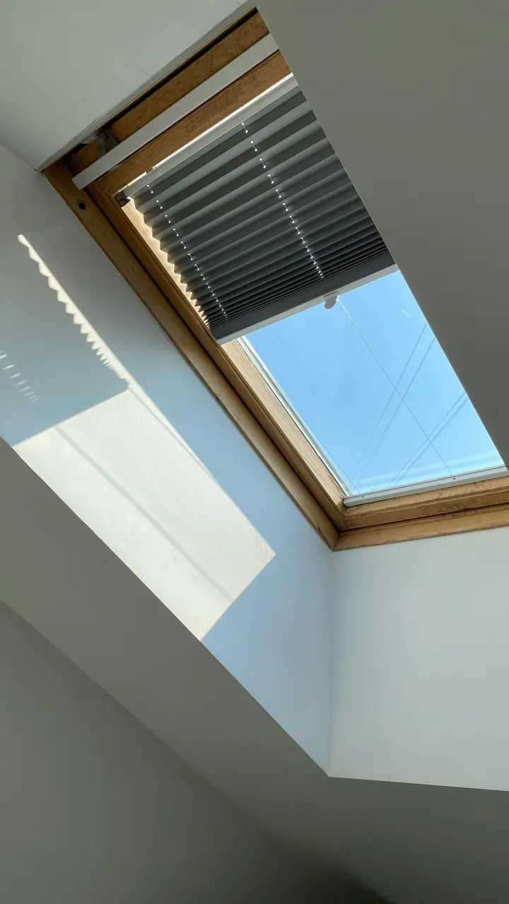 Officieel erkende installatie van Velux dakramen voor optimale ventilatie en daglicht in hellende daken in Mechelen.