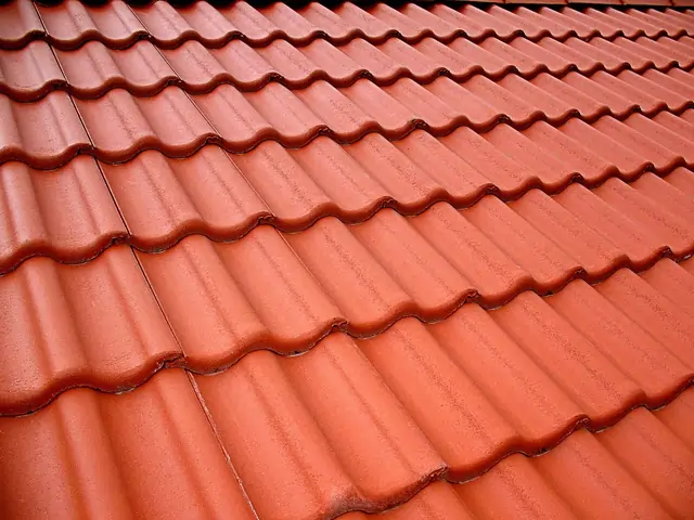 Moderne betonnen dakpannen met beschermende coating op een schuin dak