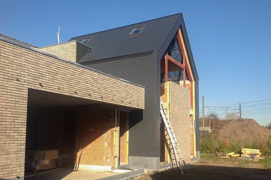 Gerenoveerde woning in Onze-Lieve-Vrouw-Waver, Heiken met een nieuw leistenen dak geplaatst door Dakwerken De Haes